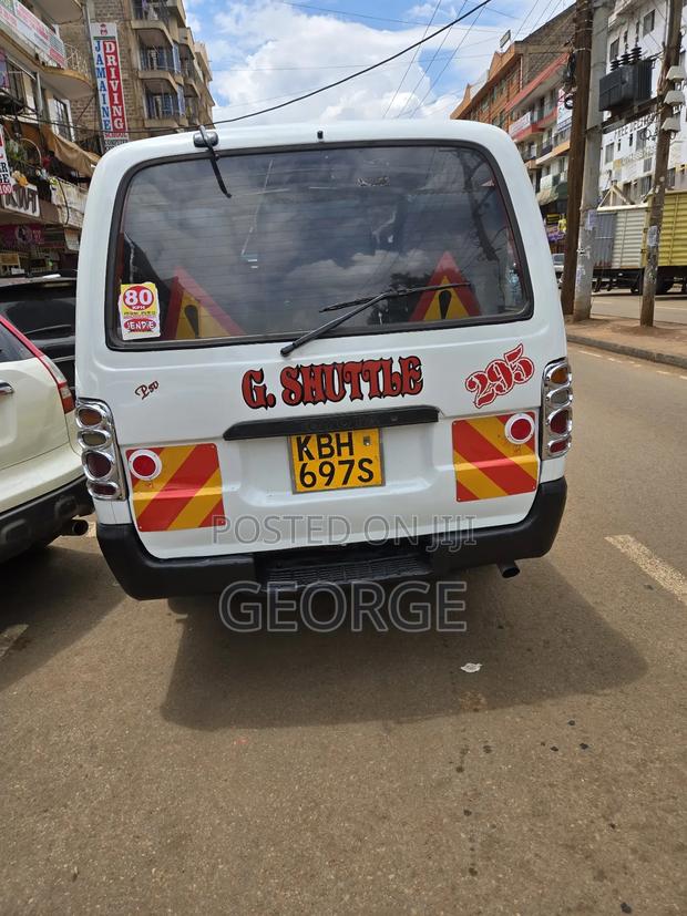 Toyota HiAce 2001 White - thumbnail 2