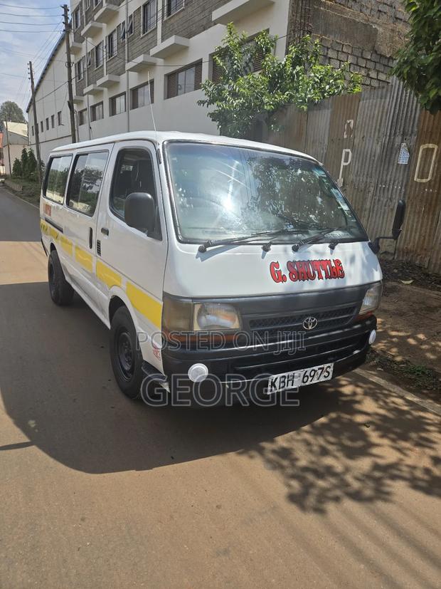 Toyota HiAce 2001 White - thumbnail 3