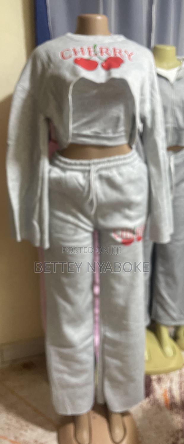 Women’S Clothes - thumbnail 2