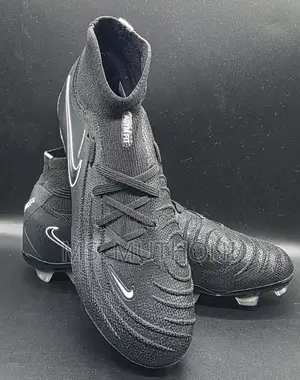 Nike Phantom Luna 2 Elite Fg Soccer Cleat in a Black Colorway