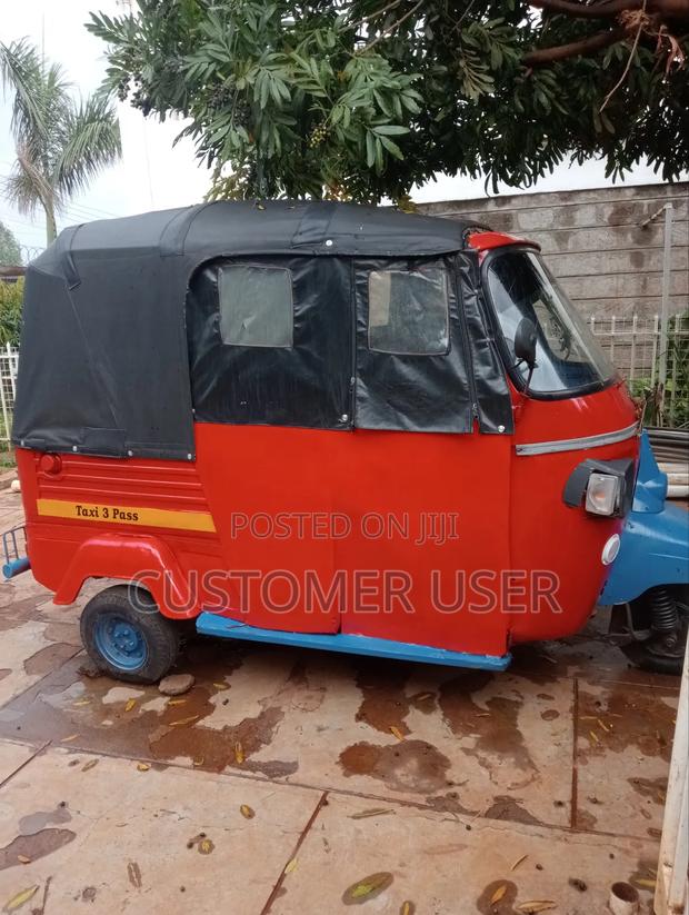 Piaggio 2013 Red - main view