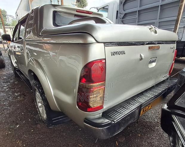 Toyota Hilux - thumbnail 4