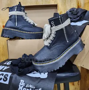 Dr. Martens Airwair High-Cut Unisex