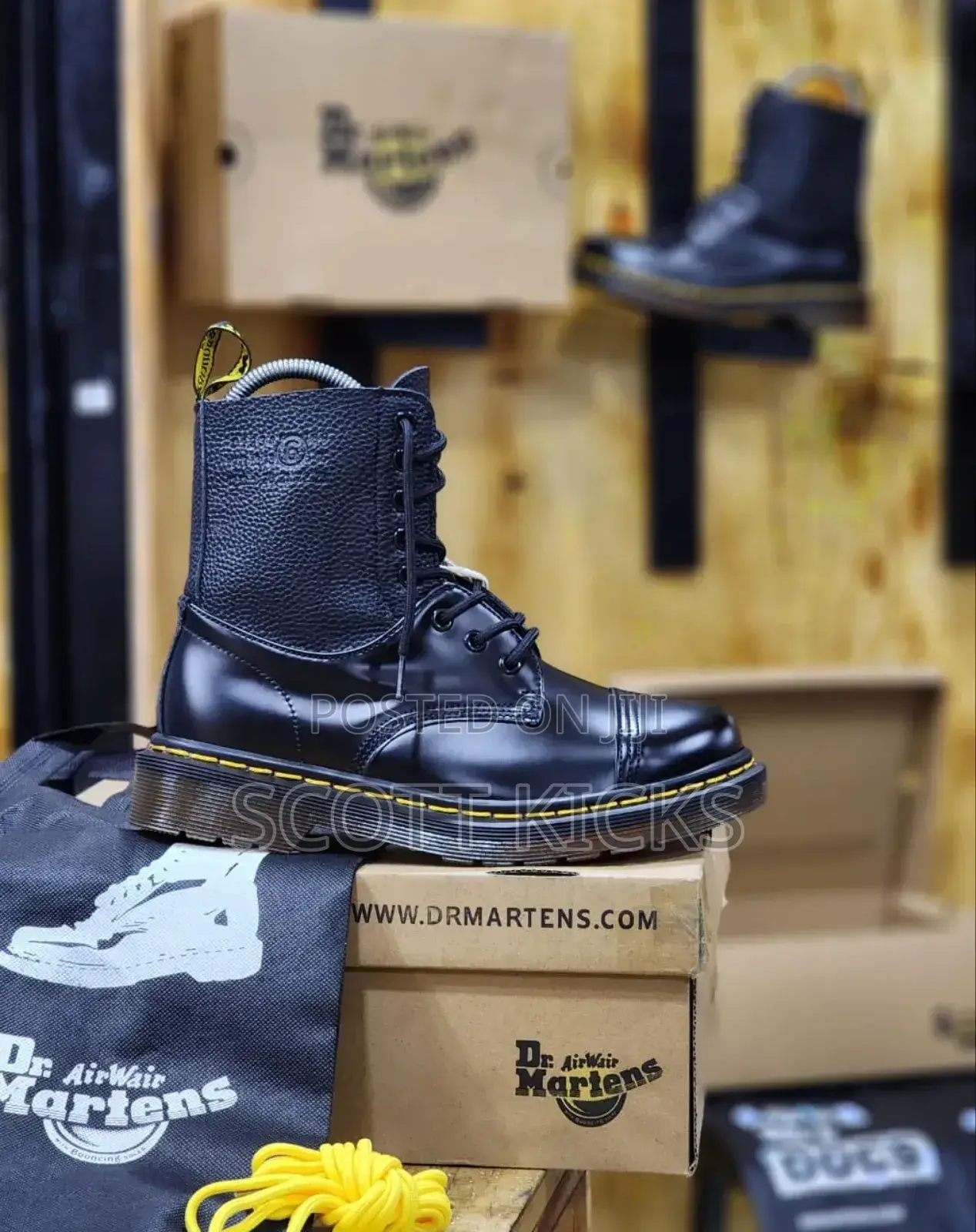 Dr. Martens Airwair High-Cut Unisex