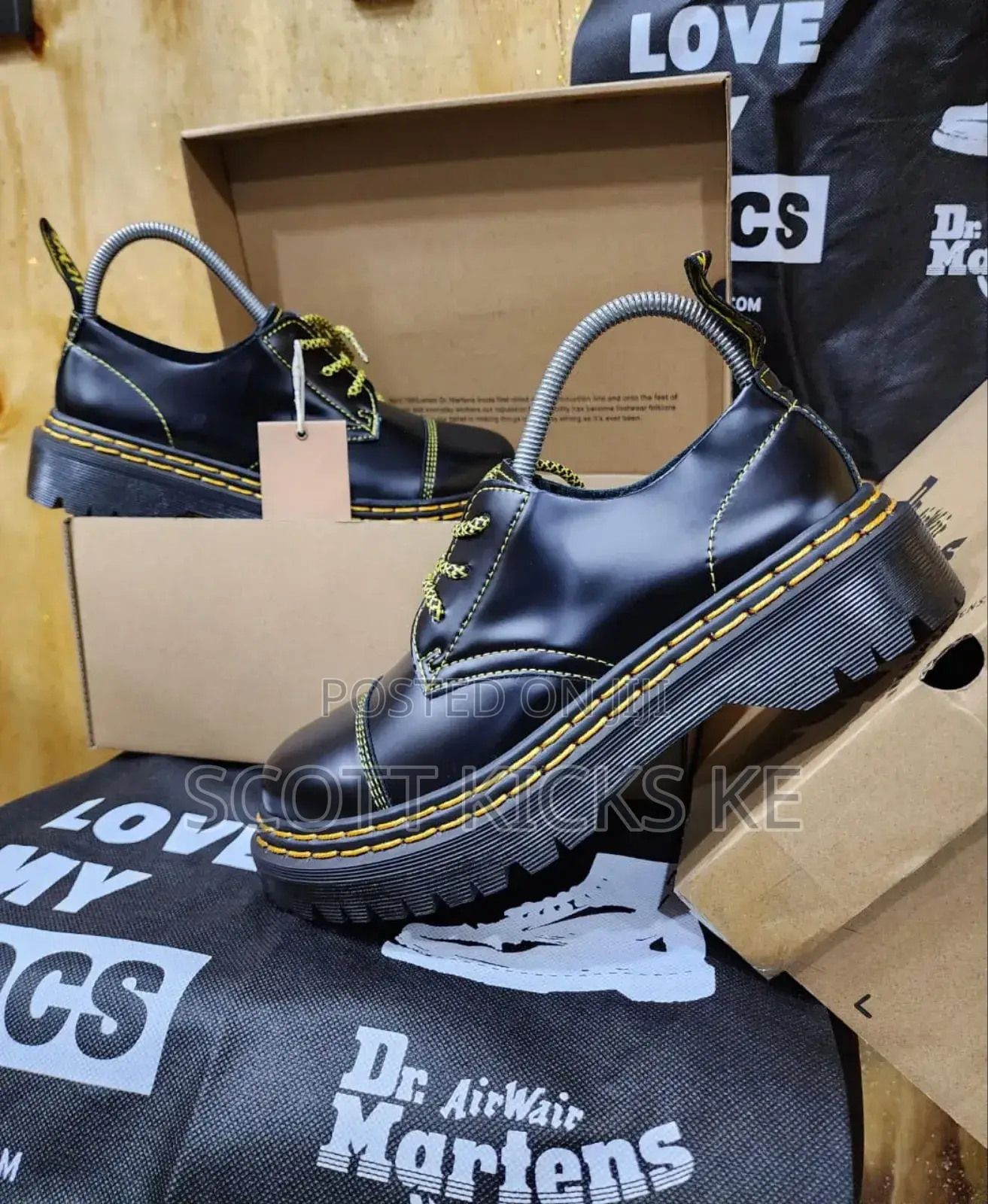 Dr. Martens Airwair Low-cut Unisex