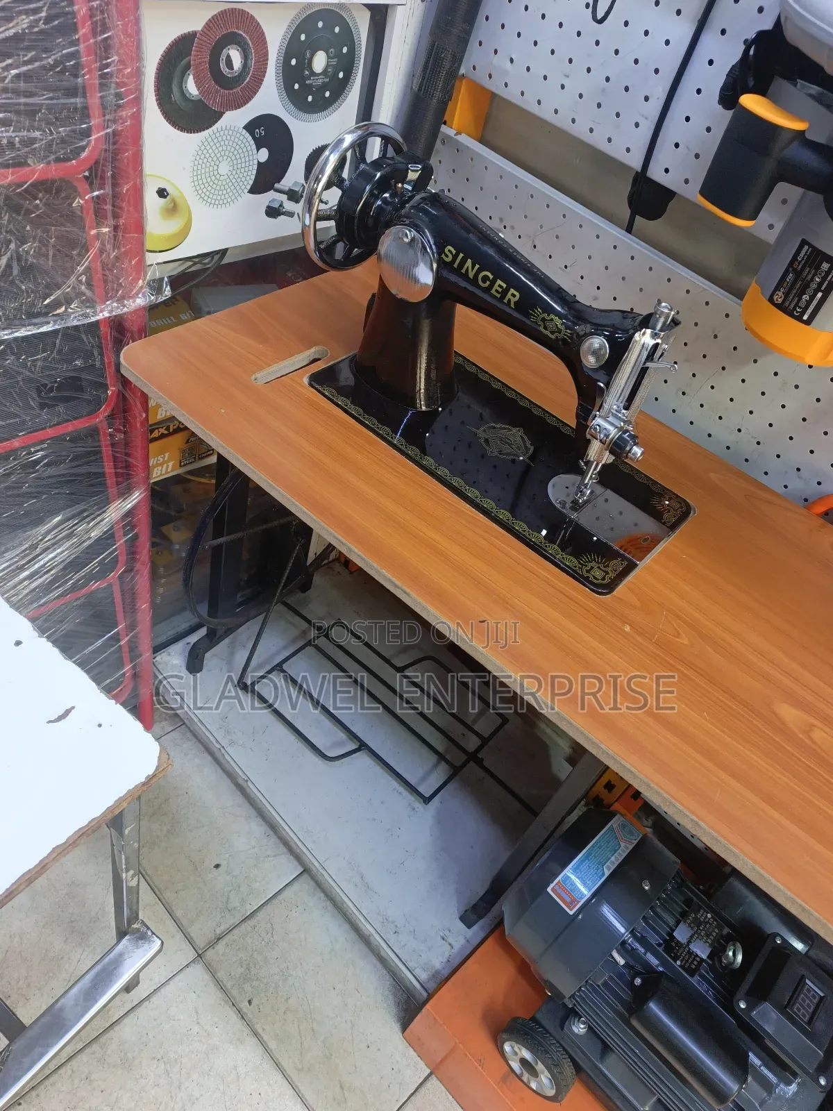 Quality Singer Sewing Machine With Stand