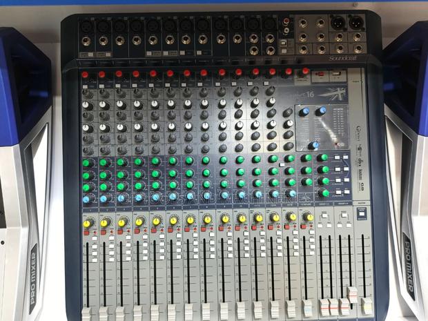 Soundcraft Signature 16 - Analog 16-Channel Mixer