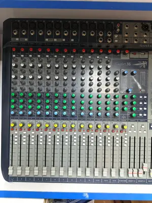 Soundcraft Signature 16 - Analog 16-Channel Mixer
