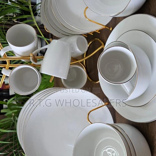 Elegant 24-Piece Dinnerware Set With Gold Trim
