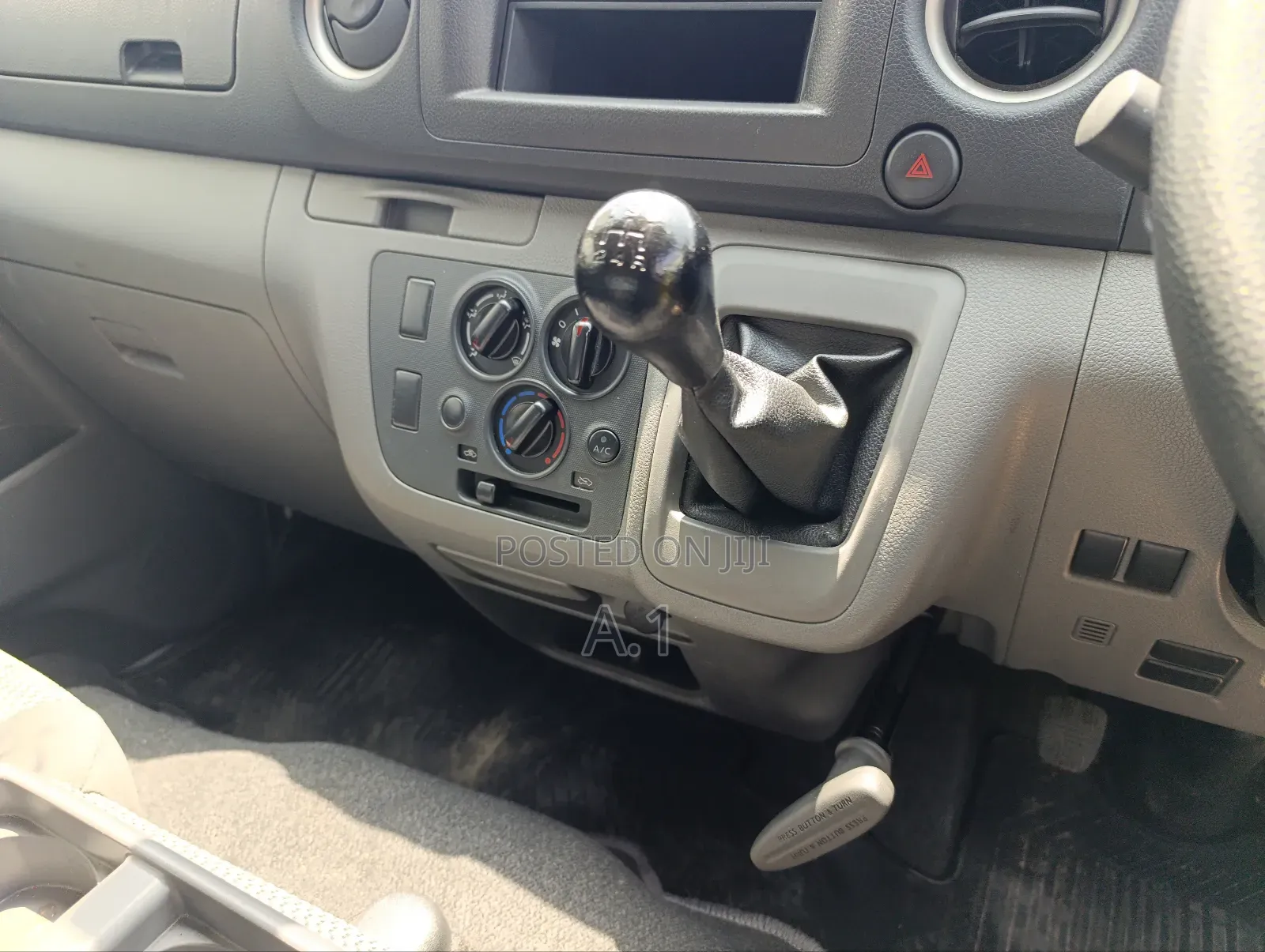 Nissan Caravan (Urvan) 2018 White