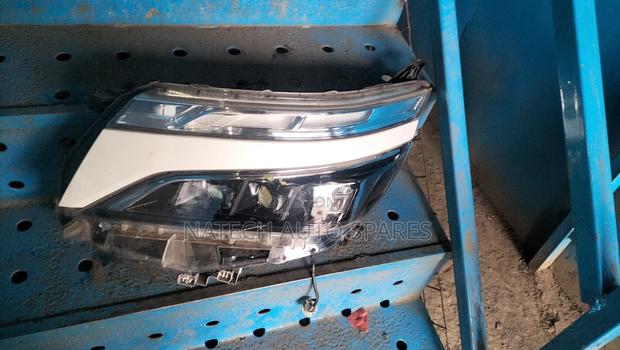 Toyota Voxy 2019 Headlight - main view