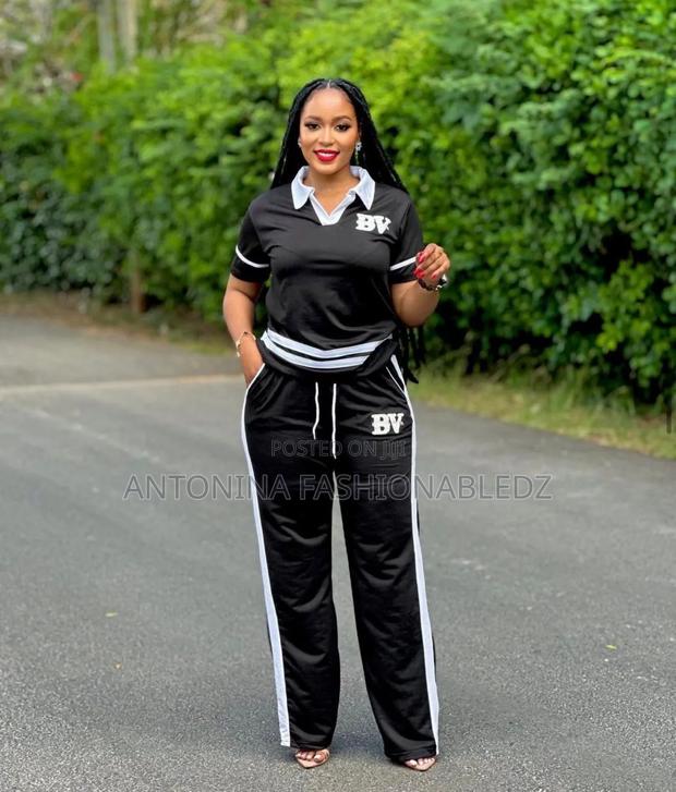 Ladies Nice Outfit - thumbnail 2