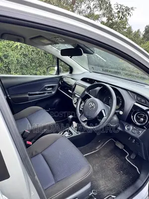 Toyota Vitz 2018 Silver