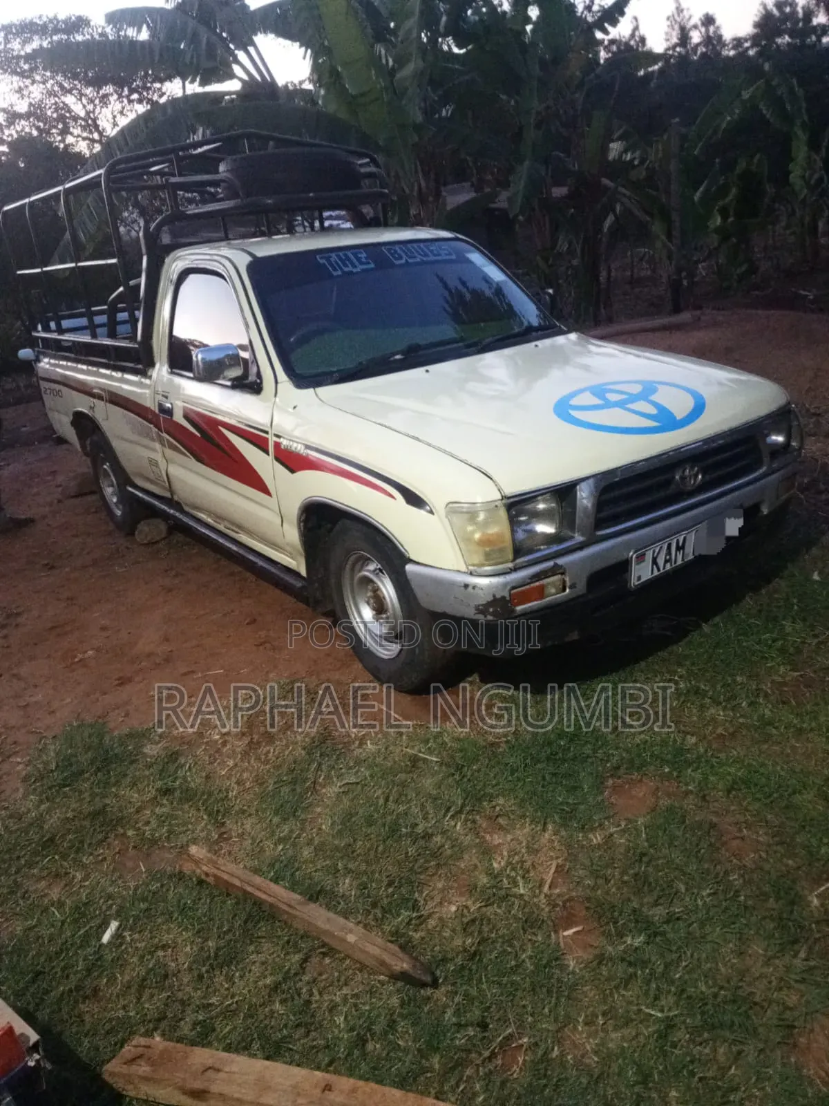 Toyota Hilux 2000 Yellow