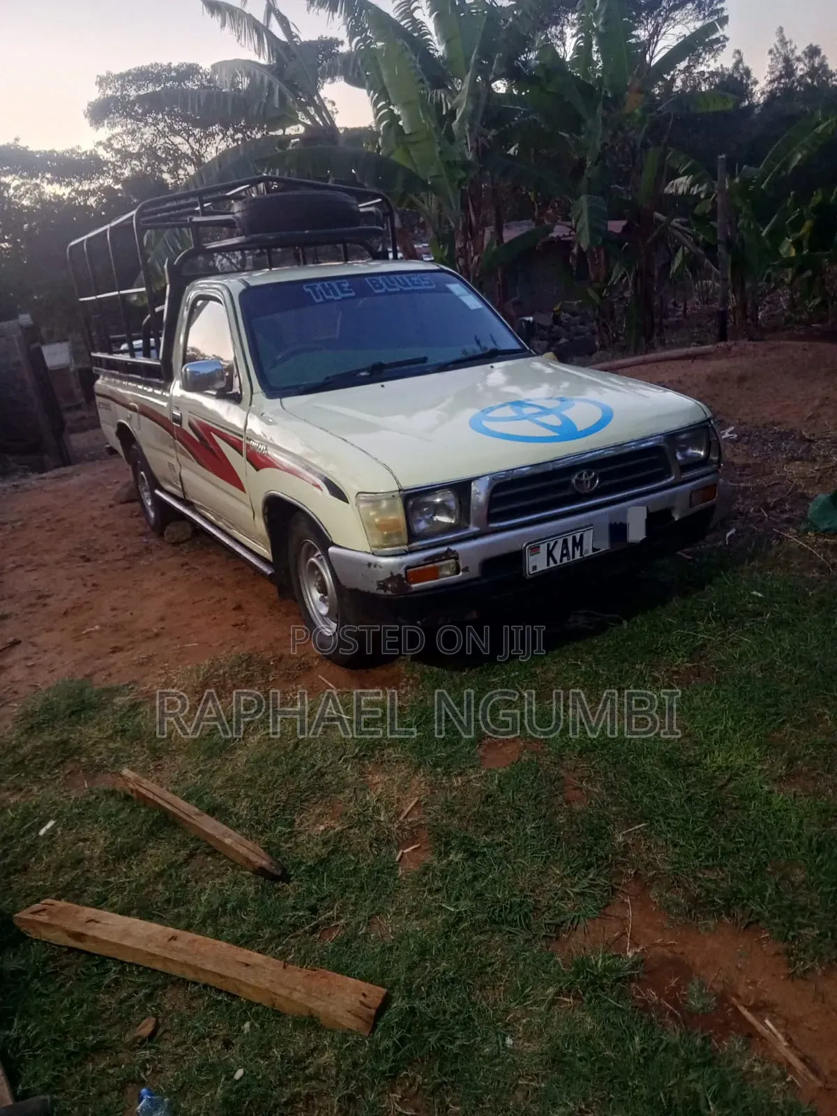 Toyota Hilux 2000 Yellow