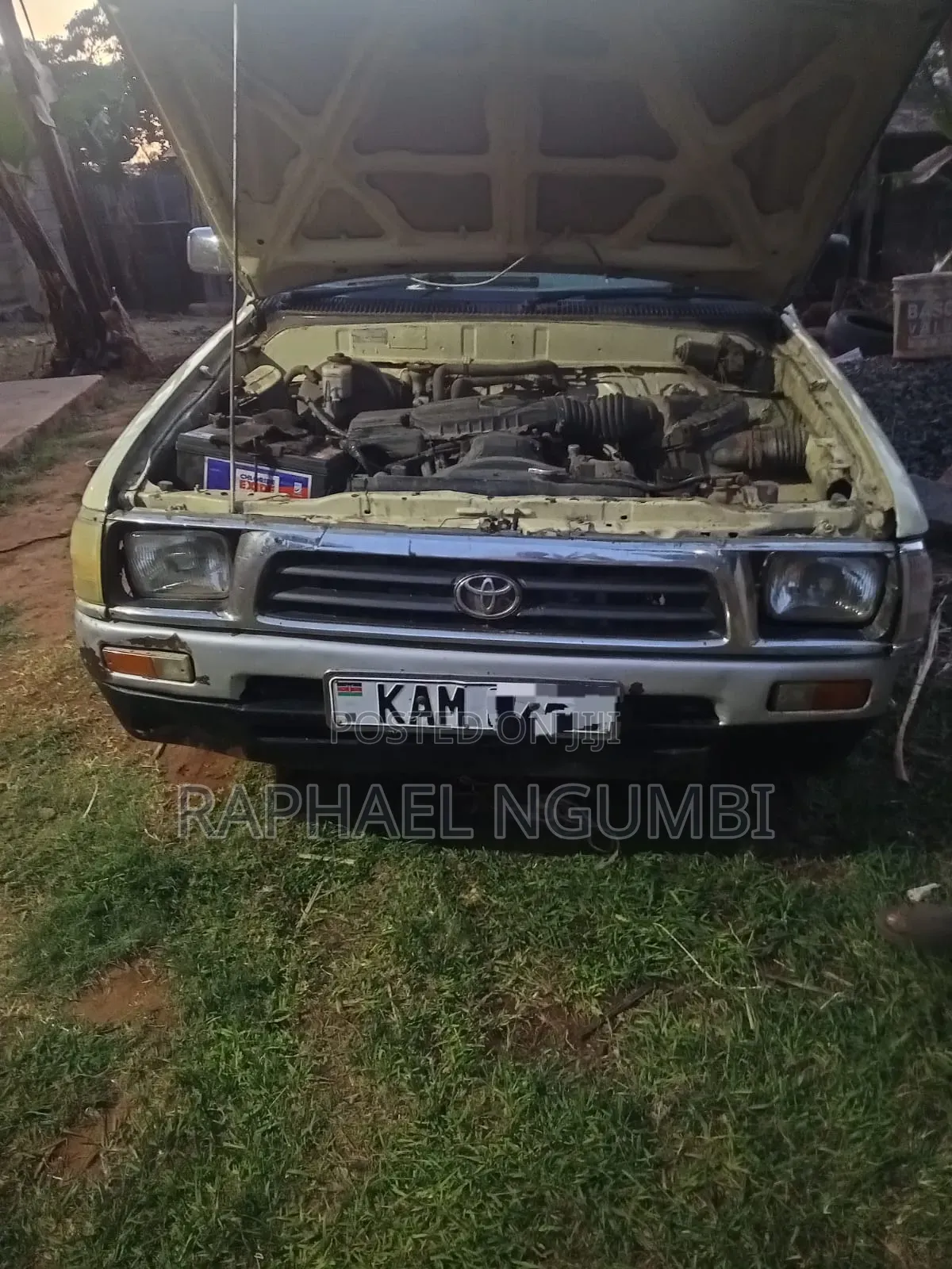 Toyota Hilux 2000 Yellow