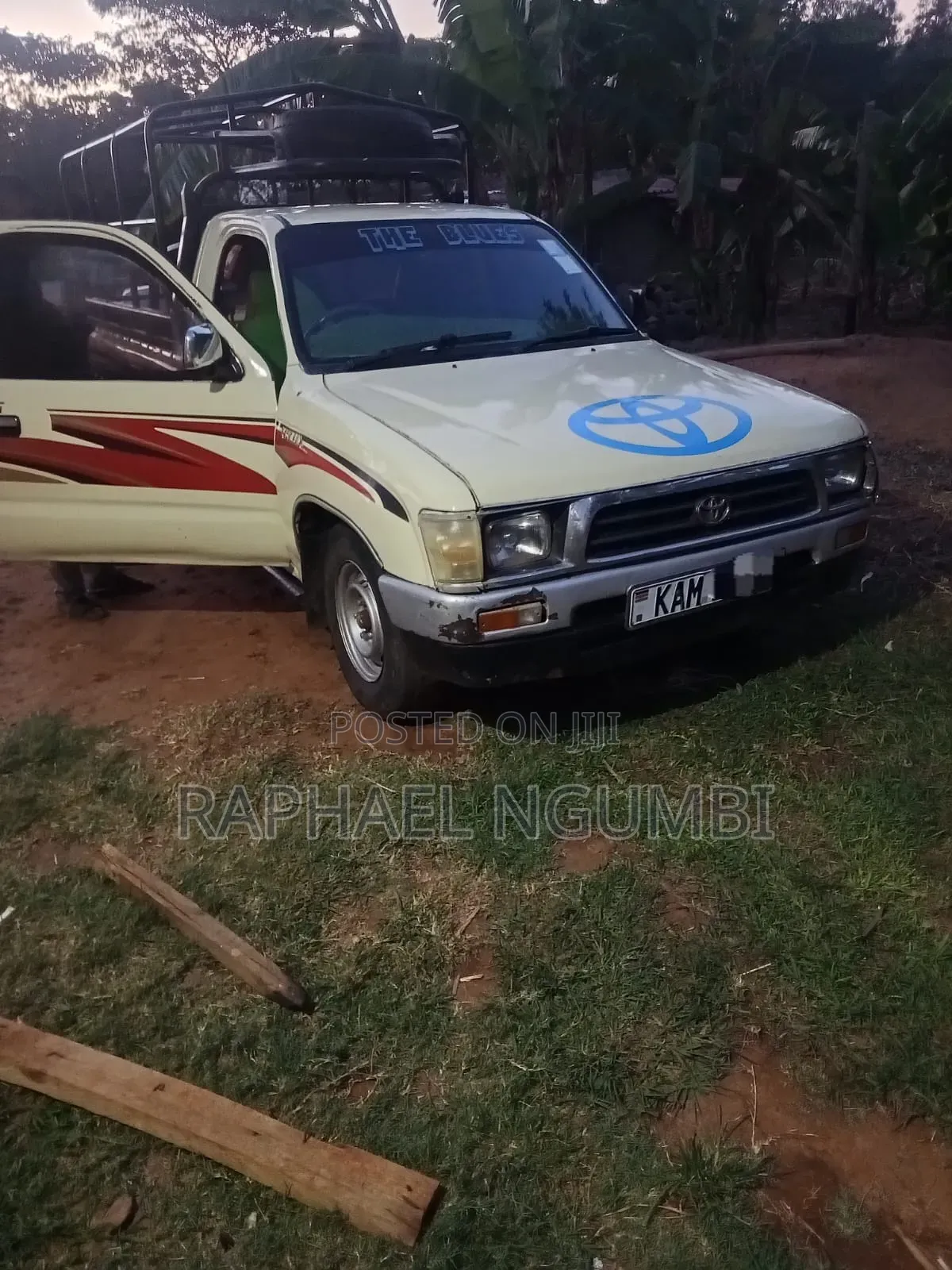 Toyota Hilux 2000 Yellow