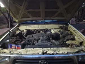 Toyota Hilux 2000 Yellow