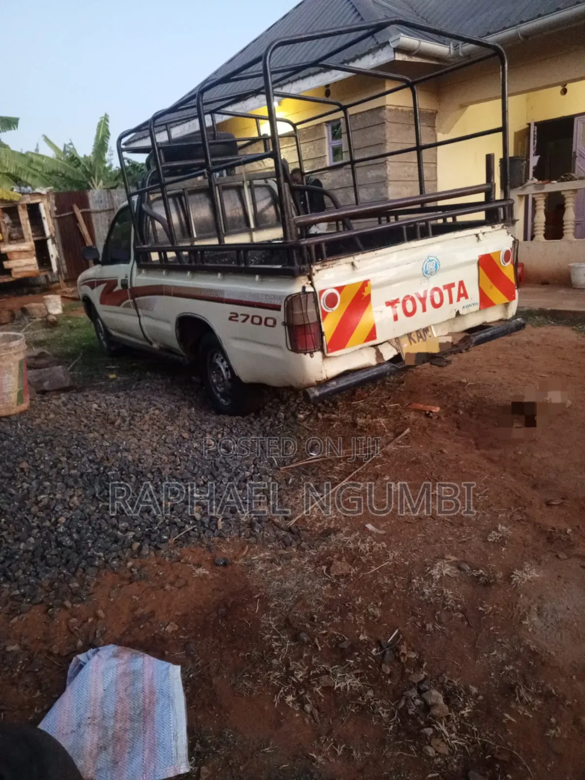 Toyota Hilux 2000 Yellow