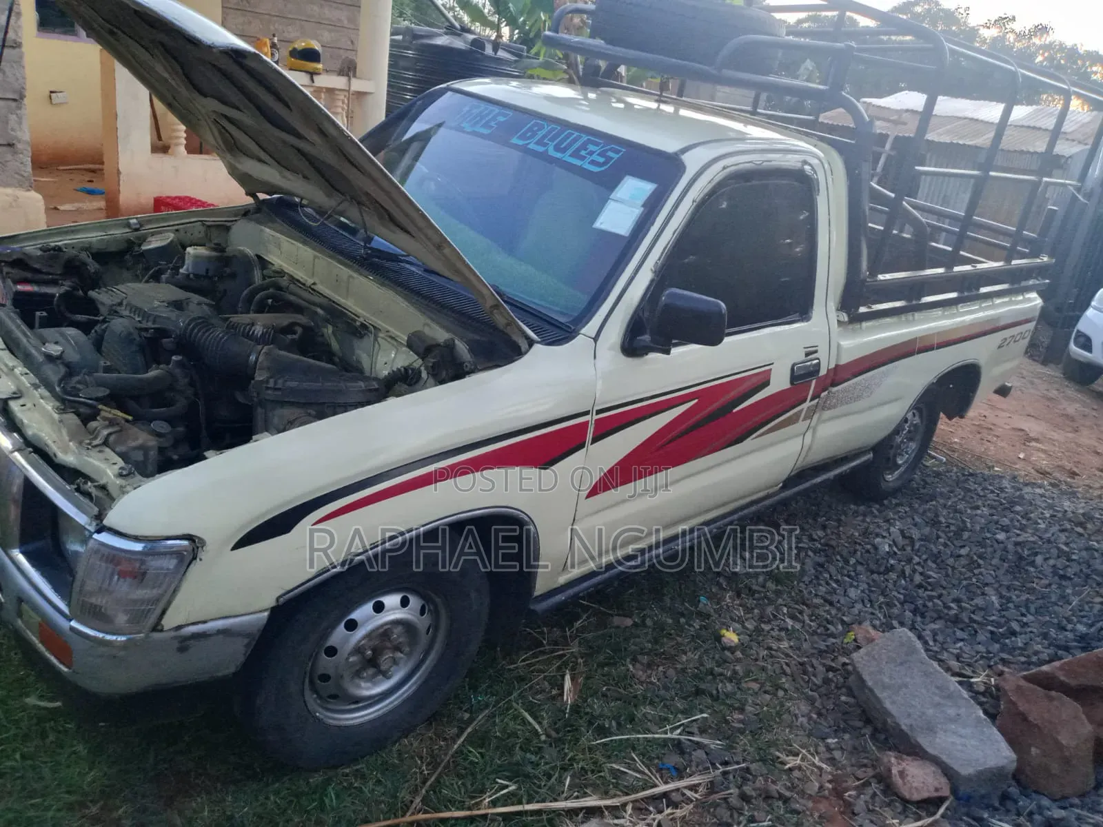 Toyota Hilux 2000 Yellow
