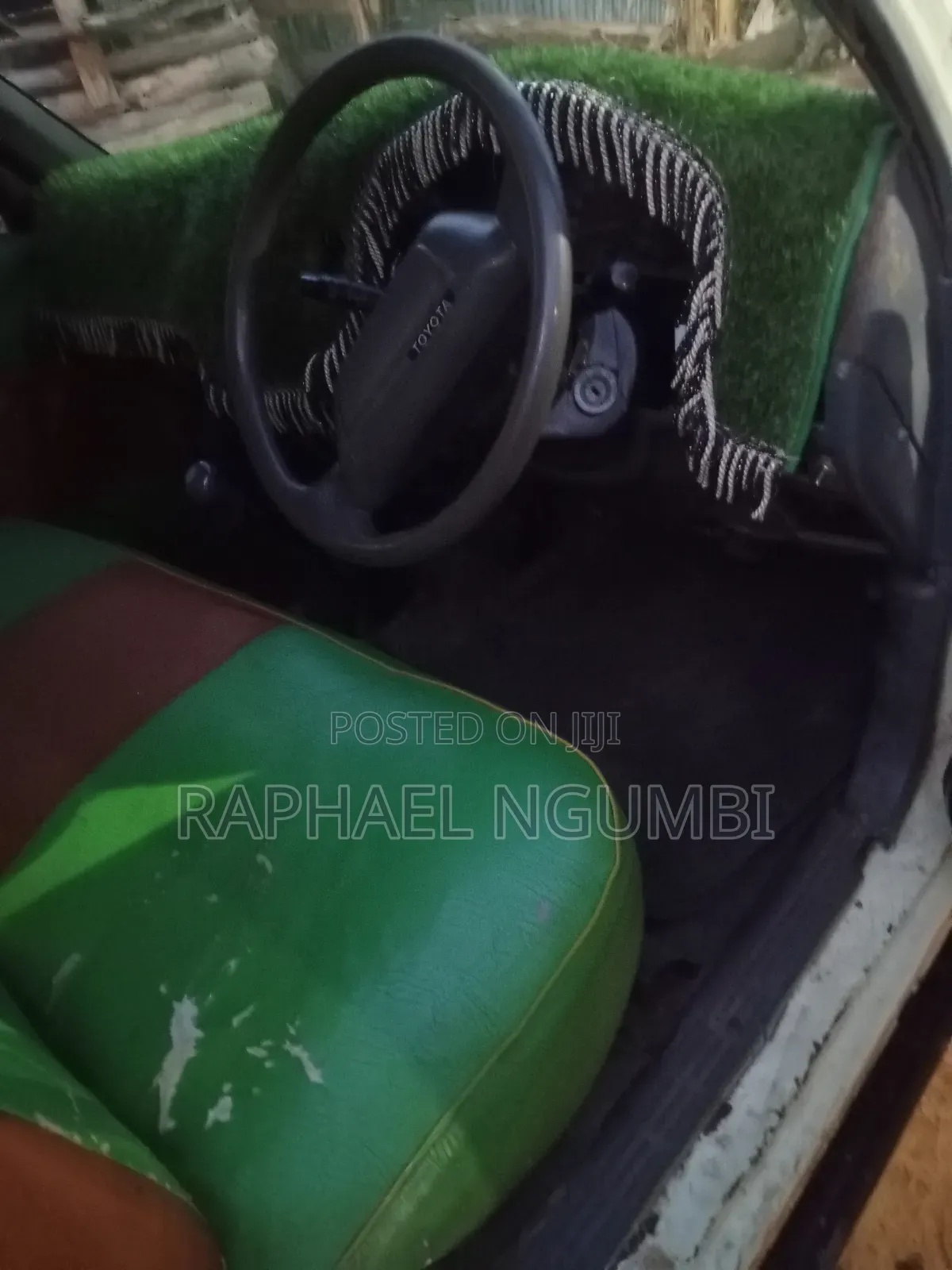 Toyota Hilux 2000 Yellow