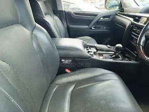 Lexus LX 570 AWD 2018 White