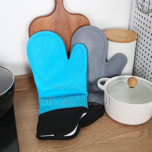 A Pair of Silicone Oven Gloves/ Mitts