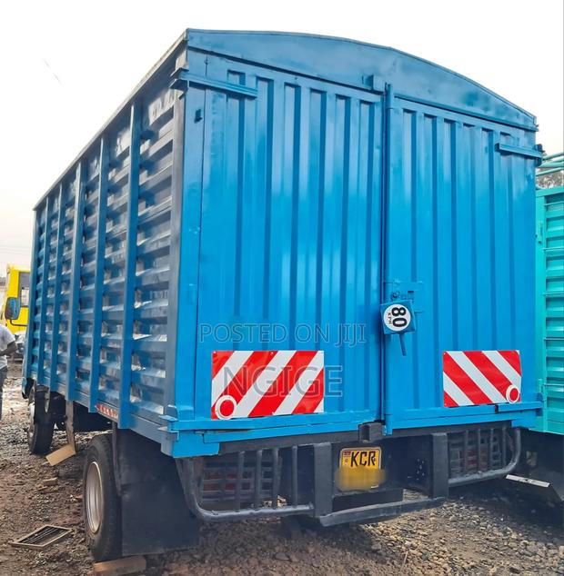 Isuzu NPR Truck - thumbnail 5