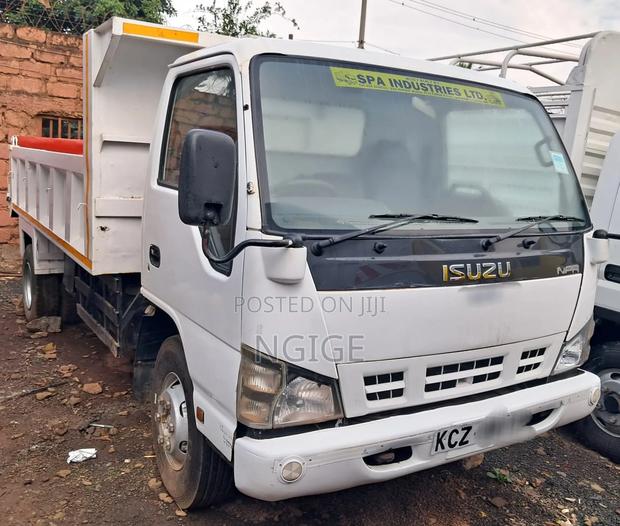 Isuzu NPR Tipper - main view
