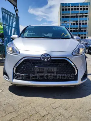 Toyota Sienta 2019 Silver