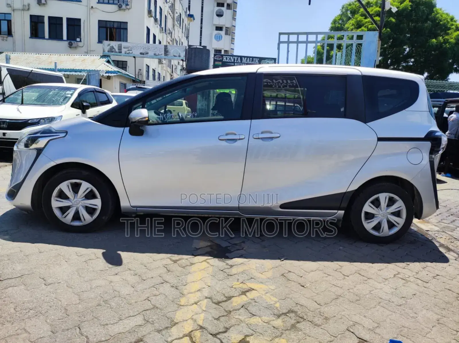 Toyota Sienta 2019 Silver