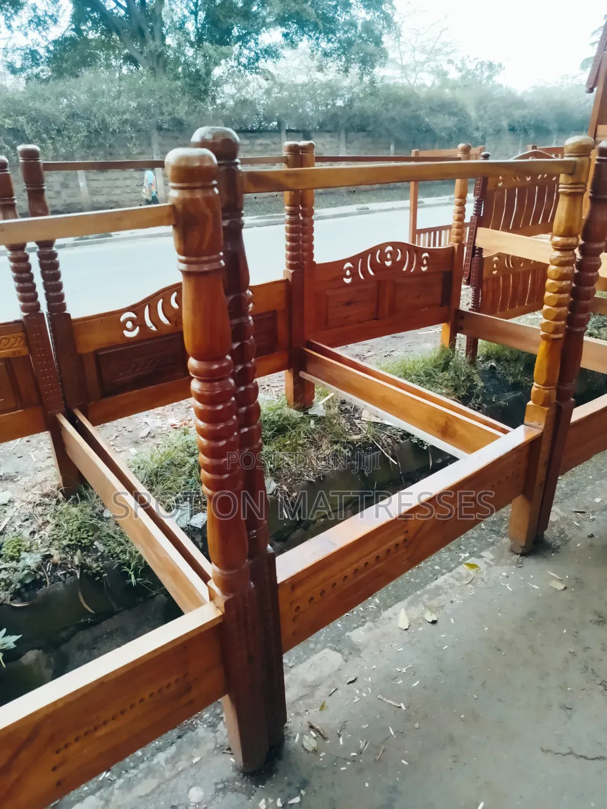 Classic Mahogany Beds With Net Stands. Free Delivery & Installation.