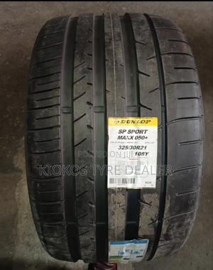325/30r21 Dunlop Tire - main view