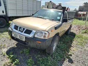 Nissan Hardbody 2013 Beige