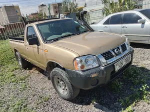 Nissan Hardbody 2013 Beige