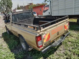 Nissan Hardbody 2013 Beige