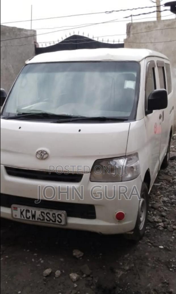 Toyota Regius 2012 White - thumbnail 3