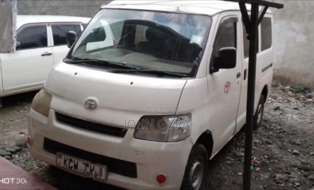 Toyota Regius 2012 White - thumbnail 5