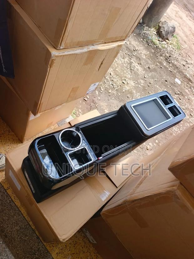 Voxy/Noah Armrest- Usb Charging & Cigarette Lighter - thumbnail 2