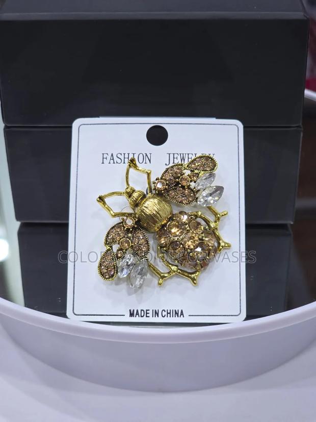 Unique Gold Outfit Accessory Brooches - thumbnail 3