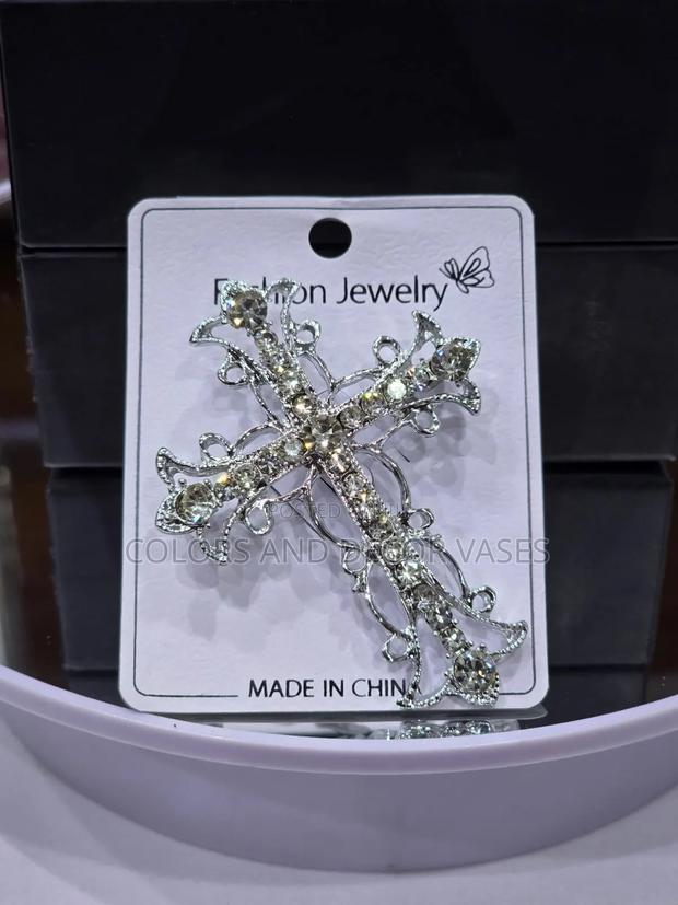 Beautiful Pieces Brooches Silver - main view