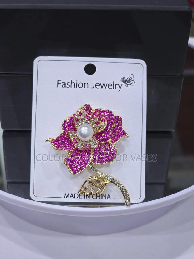 Classy Flowery Brooches - thumbnail 2