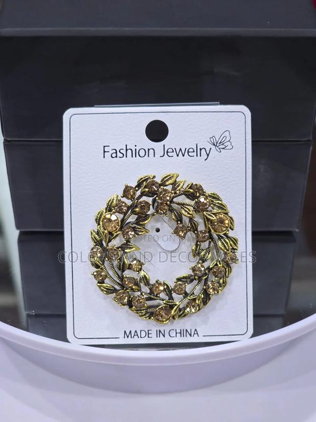Brooches Gold and Silver Round Shape - main view