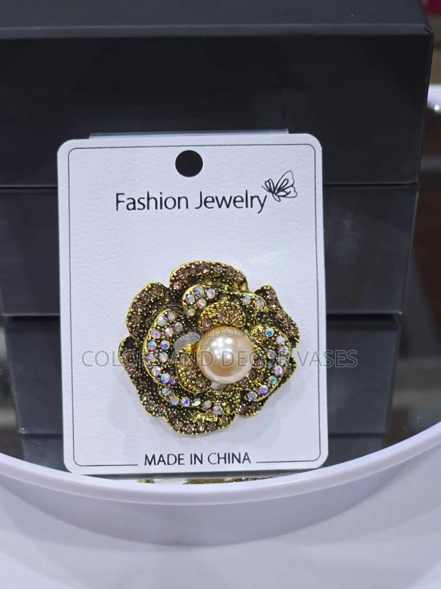 Royal Glow Statement Brooch - thumbnail 2