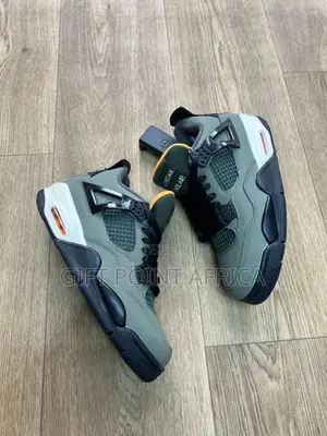Jordan X Undefeated 4 Retro Sneakers In Olive Green.