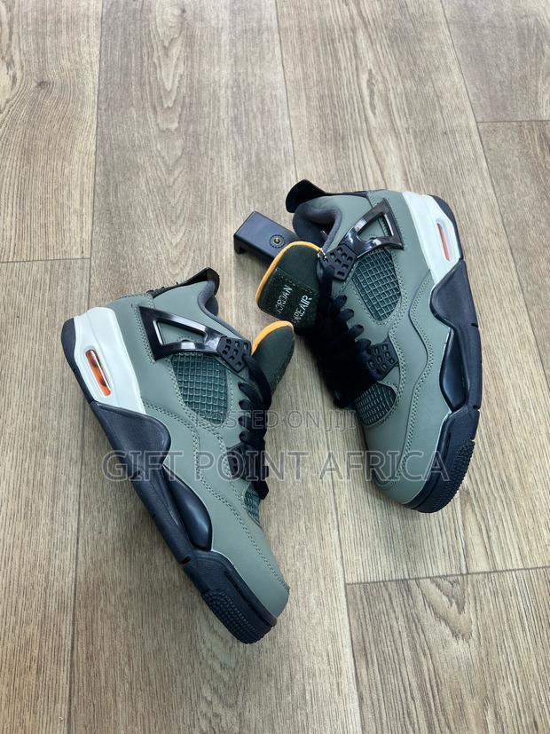 Jordan X Undefeated 4 Retro Sneakers In Olive Green.