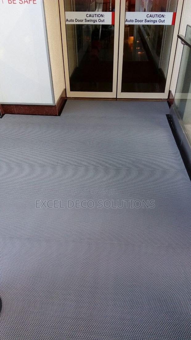 Non-Slip Bathroom Mat – Safe for All Ages