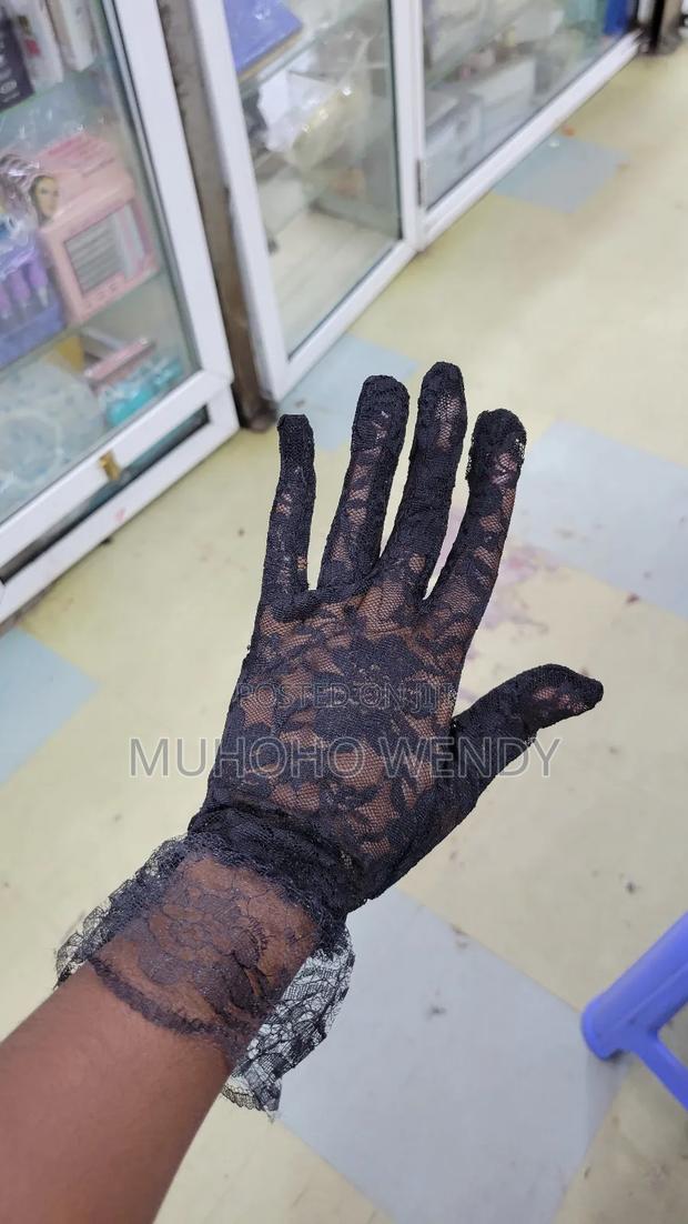 Black Short Lace Gloves - thumbnail 3