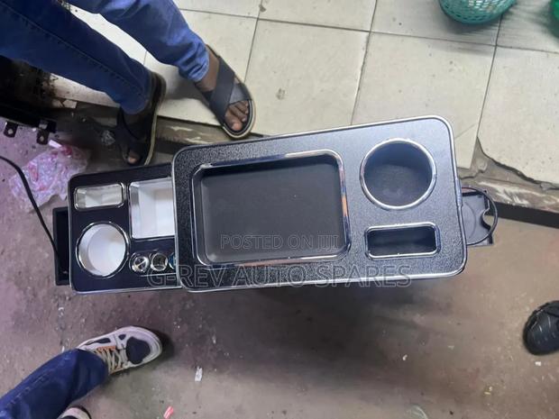 Noah, Voxy Spacio Sienta Armrest - main view