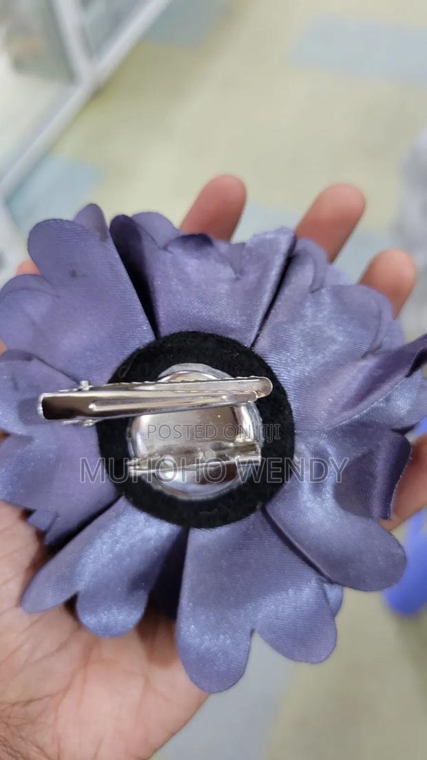 Gray Flowe Clip - thumbnail 2